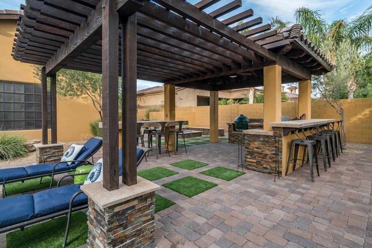 Pergola with outdoor kitchen bar in Gilbert, AZ