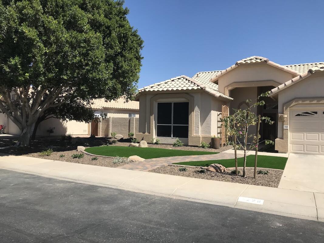 Curved artificial turf front yard in Mesa, AZ